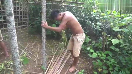 农村哥在野外用竹子盖房子, 用泥巴来糊墙!