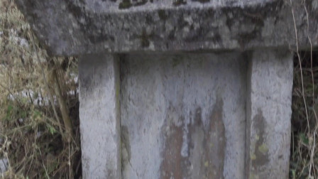 在农村几十年，这是湖广填川来的碑坟，石碑上的字有点看不清了，至少知道祖籍是从哪里来