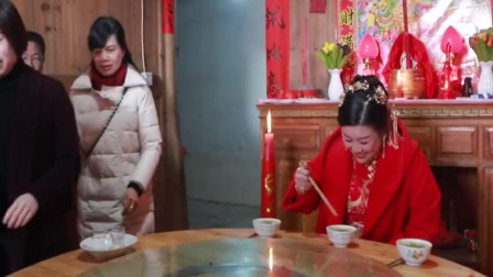 贵州农村小伙结婚，新娘子是饿了，这么多人看着她吃！