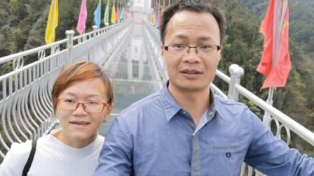 广西农村夫妇到大山里的景区游玩，一家过玻璃桥时，桥晃小朋友玩得更嗨