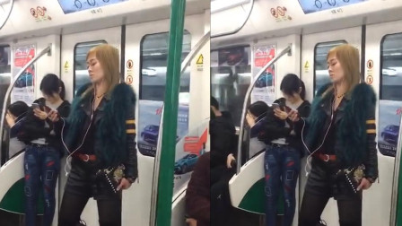 地铁里的大神们！戴上耳机全世界都是你的！网友：快停车！我要下车！
