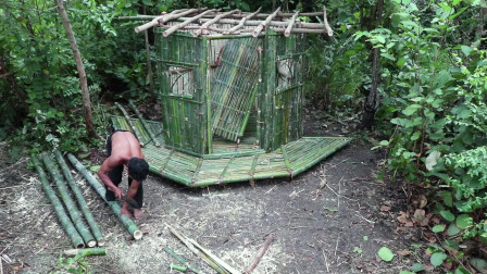 原始技能建筑技巧在森林深处用竹子盖房子
