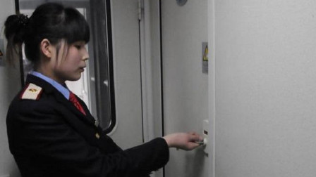 为什么火车进站时，乘务员要把厕所门锁上？而高铁却不需要！