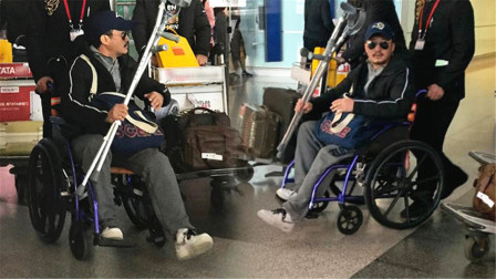 吴京坐轮椅现身机场，抱着拐杖表情疑重，疑似旧伤复发让人心疼！