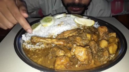 印度吃播大叔吃咖喱鸡块，糊糊拌米饭吃得一嘴饭粒