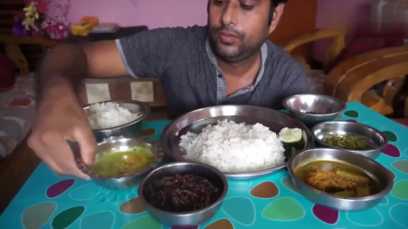 印度吃播大叔吃饭菜式还挺多，最后的结果就是各种糊糊混着米饭吃