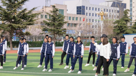 王力宏教学生跳舞 领300师生齐跳鬼步舞