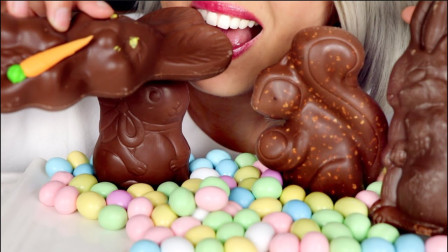 美女吃兔子和松鼠巧克力，大口吃的嘎嘣脆，巧克力大餐