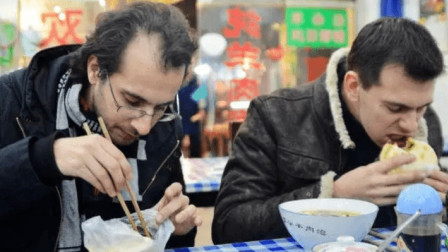 难怪外国人嫌中国菜吃不饱，看了他们的吃法，能吃饱就不正常