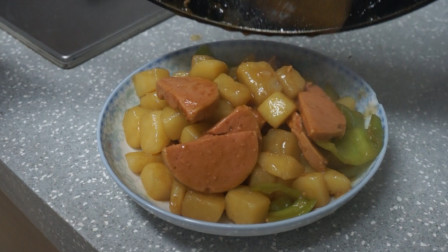 家常菜：土豆火腿肠的做法，土豆不用油炸也那么好吃