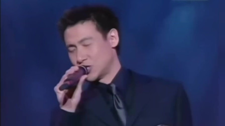 天后王菲为歌神张学友颁奖，不想这是场戏荣获1998十大劲歌金曲奖