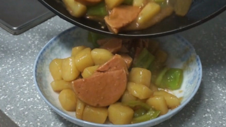 土豆不用油炸的另一种做法，跟着火腿肠和青辣椒，也有不一样的好吃