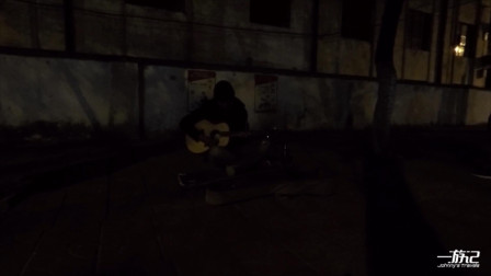 大理古城遇见一位弹吉他唱歌的小哥，唱得很动听