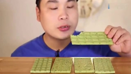 美食视频 韩国小伙吃绿色抹茶巧克力! 大口大口吃不怕甜到嗓子痒吗