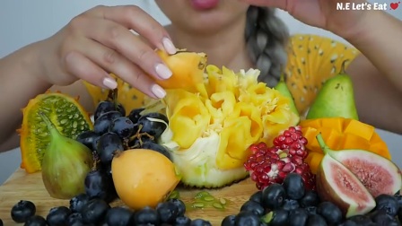 国外女吃货吃水果拼盘，看看有没有你想吃的？
