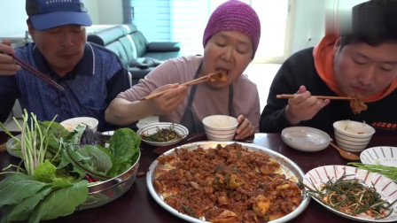 《韩国农村美食》小炒肉配上白米饭，一家人吃的老香了