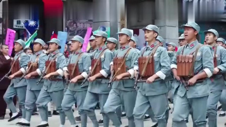 老蒋检阅滇军，师长让女兵举旗打头阵，这一身军装出场就引起沸腾