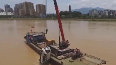 广东河源东江大桥坍塌事件：一落水车辆被打捞出水  车窗破碎车内无人