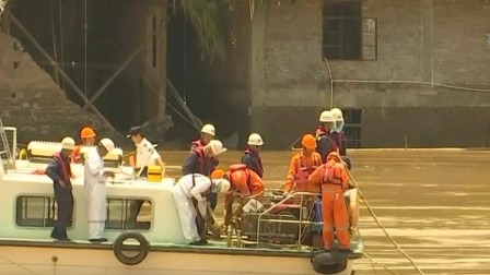 广东河源东江大桥发生垮塌事故 一落水车辆昨天被打捞出水