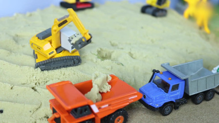 儿童迷你挖掘机玩具和翻斗车玩具一起挖沙子的儿童故事