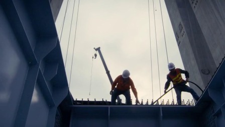 受限山区地形无法进行桥梁散件吊装，工人竟然要在桥底完成钢梁整体拼装