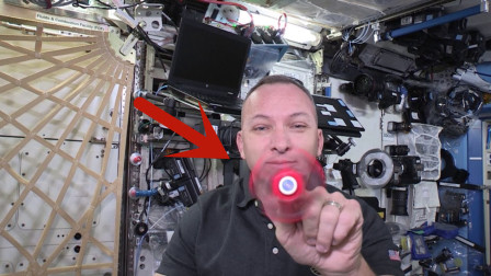 宇航员在太空飞船里玩指尖陀螺，没有重力会一直转下去吗？