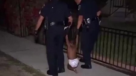 两名美国警察将一名嫌疑人带往警局，只因为嫌疑人只穿一条内裤