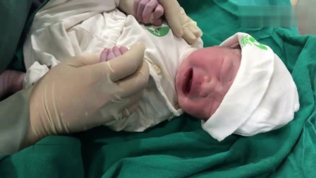 护士小姐姐哄新生儿真有一套，哭闹的宝宝在她手里一会就不哭了