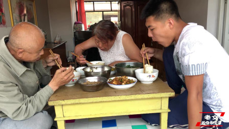 农村生活：下地回来妈妈做了一桌子好菜，吃的老文美滋滋