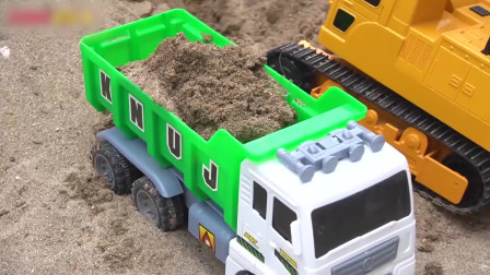 儿童仿真挖掘机玩具帮助五颜六色的翻斗车装沙子的故事