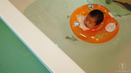 ，宝宝出生后第一次游泳，新手爸妈学习帮宝宝按摩洗澡技巧