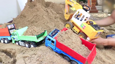 儿童玩具 挖掘机为翻斗车装满沙土，我们的翻斗车要准备出发了