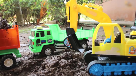有趣的挖掘机玩具帮助五颜六色的翻斗车装泥土