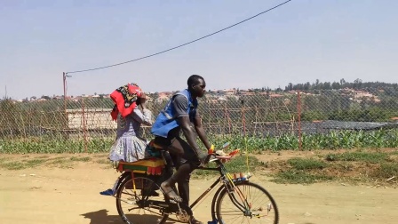 中国自行车走红非洲！网友：没想到还能当出租车用
