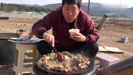 《韩国农村美食》胖儿子蹲在地头吃牛肉炖锅子，配上白米饭，最是下饭