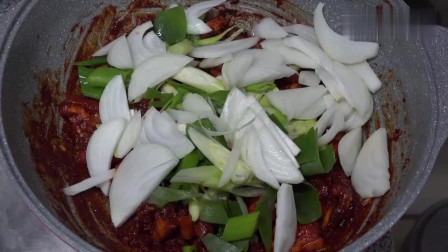 《韩国农村美食》韩国大妈摘了新鲜蔬菜做了一大桌子的饭菜，一家人围着桌子，吃的真香
