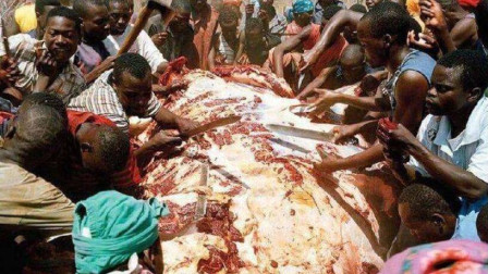 非洲最“残忍”的食物，网友：这跟吃人有什么区别？