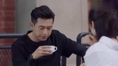亲爱的热爱的：韩商言对着咖啡里的拉花小猪叫佟年，佟年：你为什么把我喝掉？