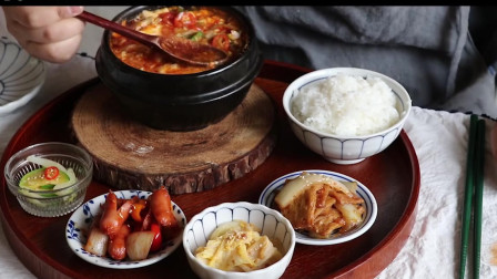《韩国农村美食》砂锅泡菜煮粉条，配上白米饭，呼呼吃的挺香