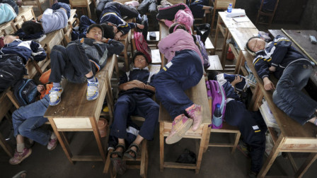 美国人疑惑：为何全世界只有中国人爱午睡？背后的原因让他们沉默