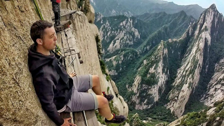 美国人来中国旅游，第一次挑战长空栈道，却表示再也不敢玩了