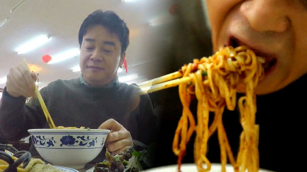 韩国美食家到北京拍吃播！炸酱面怎么样呢？
