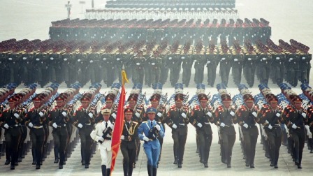 非常震撼的中国阅兵，整齐的队列如出一人，霸气的劈枪无国超越！