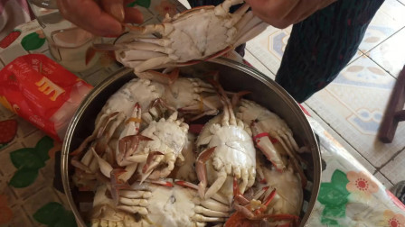 螃蟹好吃蒸螃蟹有诀窍，海边妈妈教你3招，保证肉质鲜美还有嚼劲