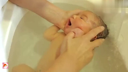 护士为新生儿洗澡，婴儿一脸享受的表情