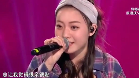 《中国好声音2019》首《恋人未满》简直就是演唱会现场，自信掌控舞台的她自如演唱。甜甜甜甜度满分
