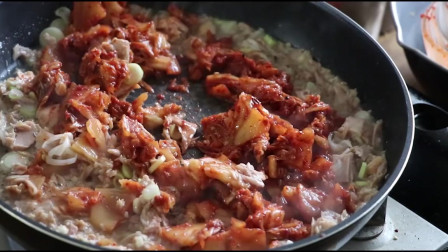 《韩国农村美食》午餐肉炒香后，放入泡菜和白米饭，浓香美味