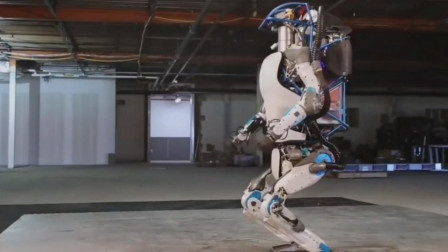 两条腿走路的机器人在雪地上都不会滑倒，这才是真正的机器人