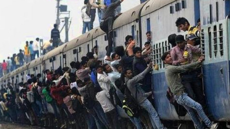 印度人挂在火车上乘火车，需要买挂票吗？看看售票员怎么讲