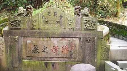 蒋介石母亲墓地旁，有两口造型独特的水井，包含着什么深意？